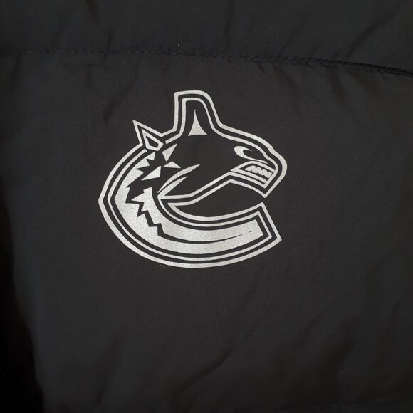 ⭐️HOST PICK⭐ Lululemon X Vancouver Canucks: Ladies Wunder Puff Cropped Orca Vest - Picture 5 of 16